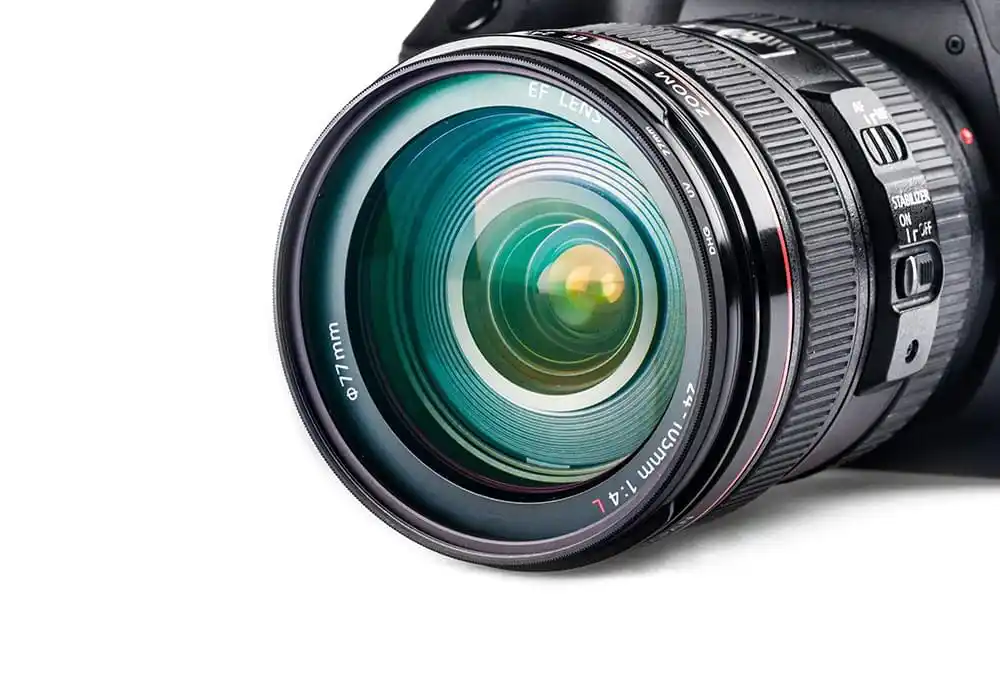 Digitale Kamera im Close-up mit Fokus auf das Objektiv und die technischen Details des Kameragehäuses.