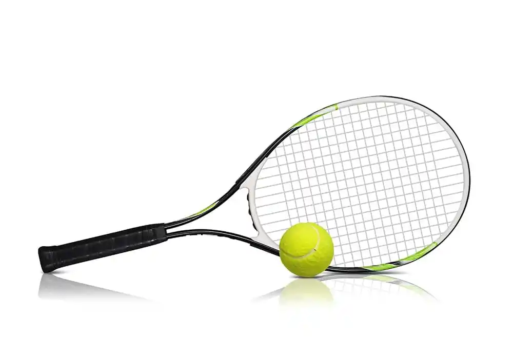 Tennisschläger und Tennisball in Nahaufnahme auf hellem Hintergrund dargestellt